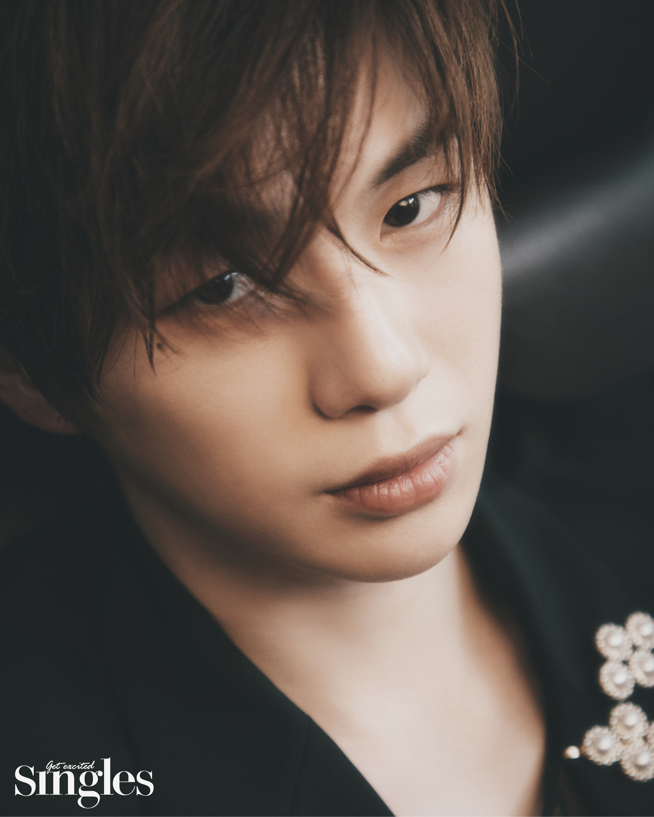 강다니엘이 발레티노의 재킷, 파나쉬 차선영의 브로치와 타이핀을 착용하고 촬영한 싱글즈 화보